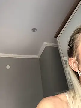 Diamond Bunny  online show from March 14, 9:46 am