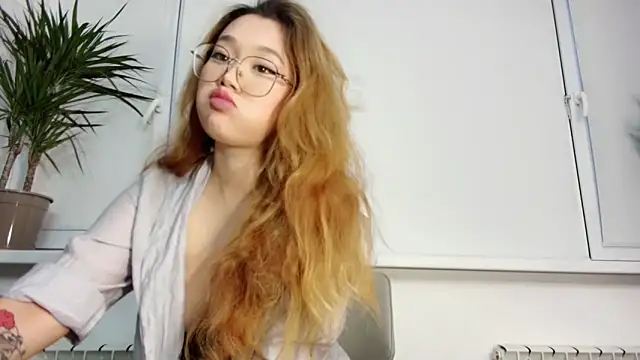 Snapshot of Jennatyan chatting on November 24, 10:15 am Jennatyan online show from November 24, 10:15 am