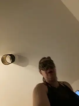 Snapshot of Lyannabuena69 chatting on February 28, 12:33 am Lyannabuena69 online show from February 28, 12:33 am