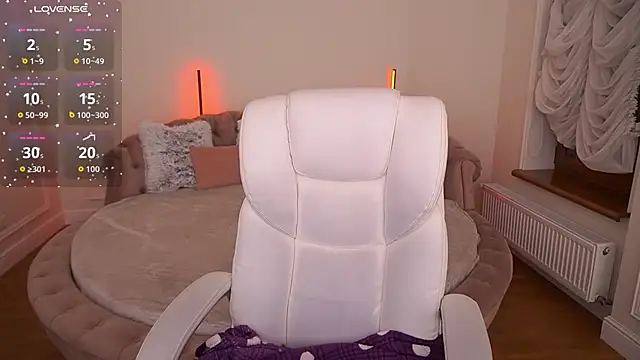 Snapshot of MagicLilu chatting on December 4, 8:50 pm MagicLilu online show from December 4, 8:50 pm