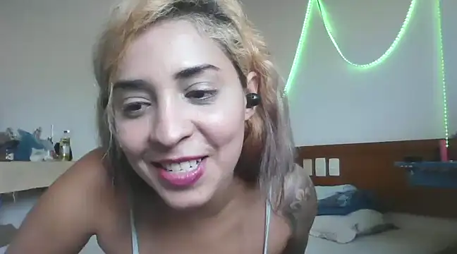 Snapshot of Gabrielleof chatting on January 6, 3:08 pm Gabrielleof online show from January 6, 3:08 pm