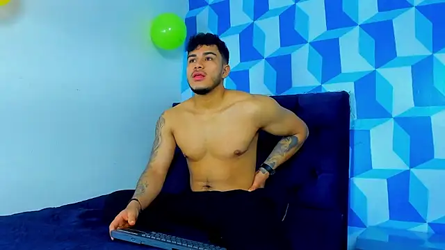 Snapshot of jeisonstark chatting on February 28, 11:36 am jeisonstark online show from February 28, 11:36 am