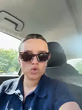Snapshot of maisiesmithx chatting on May 1, 10:31 am maisiesmithx online show from May 1, 10:31 am