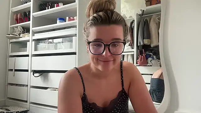 Snapshot of maisiesmithx chatting on June 8, 1:33 pm maisiesmithx online show from June 8, 1:33 pm