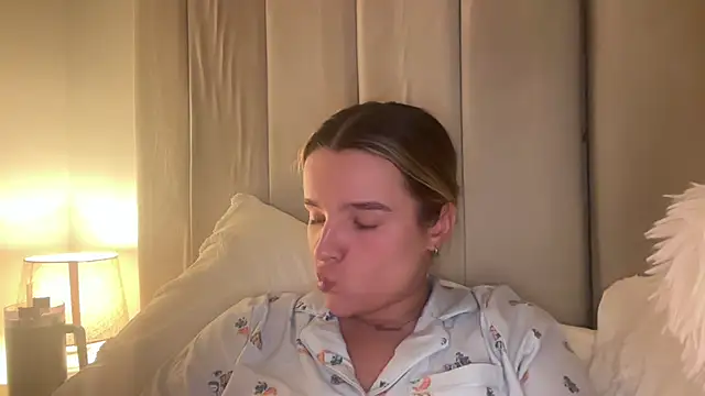 Snapshot of maisiesmithx chatting on July 5, 2:40 am maisiesmithx online show from July 5, 2:40 am