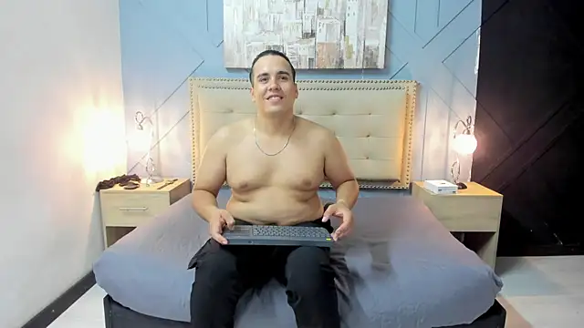 Snapshot of Vale_n_Matt chatting on December 11, 3:35 am Vale n Matt online show from December 11, 3:35 am