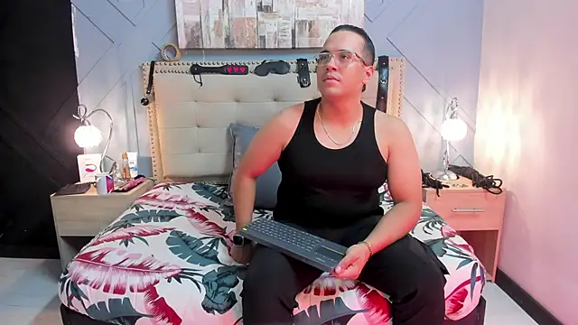 Snapshot of Vale_n_Matt chatting on December 12, 3:10 am Vale n Matt online show from December 12, 3:10 am