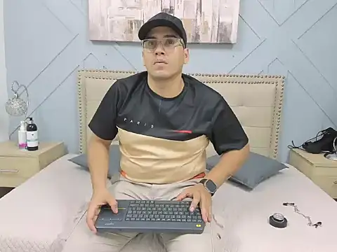 Snapshot of Vale_n_Matt chatting on September 21, 3:41 am Vale n Matt online show from September 21, 3:41 am