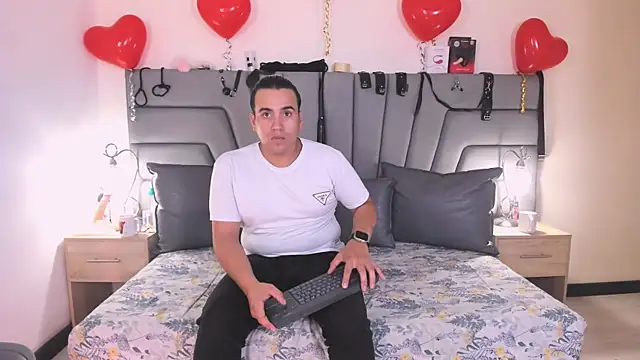 Snapshot of Vale_n_Matt chatting on November 14, 3:38 am Vale n Matt online show from November 14, 3:38 am