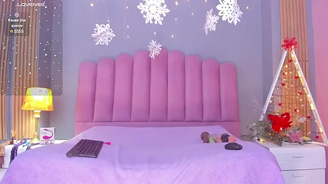 Snapshot of DevoniCollins chatting on December 12, 1:28 pm DevoniCollins online show from December 12, 1:28 pm