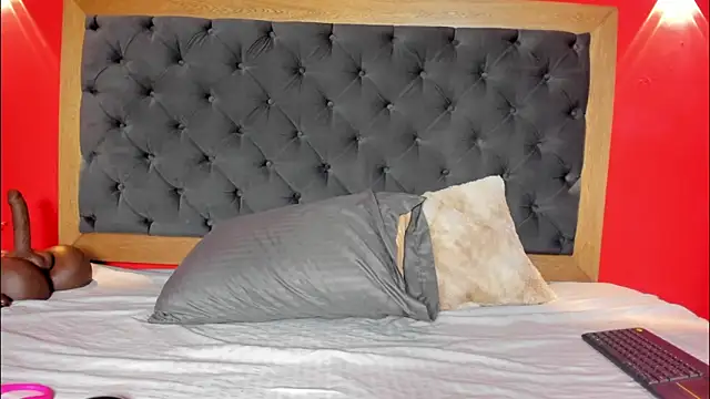 Snapshot of YayaHilton chatting on October 9, 5:27 am YayaHilton online show from October 9, 5:27 am