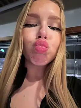 Snapshot of mur_girl chatting on December 3, 1:54 pm mur girl online show from December 3, 1:54 pm