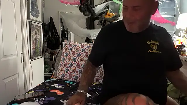 joeytatts66 online show from October 3, 1:46 am