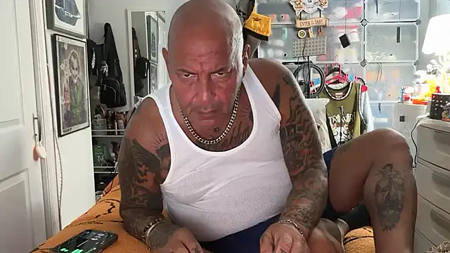 joeytatts66 online show from October 17, 1:20 am