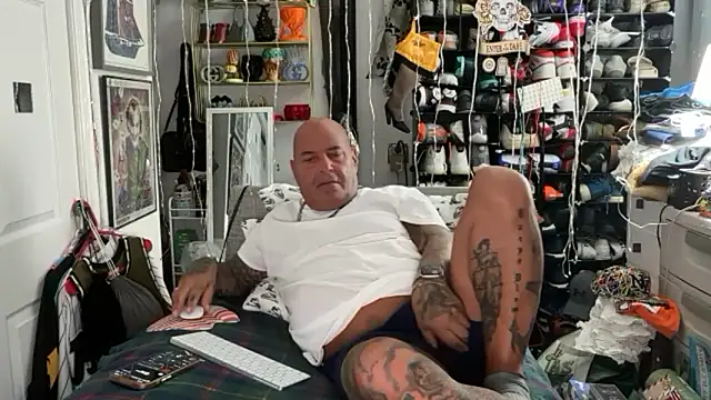 Snapshot of joeytatts66 chatting on December 15, 3:00 am joeytatts66 online show from December 15, 3:00 am