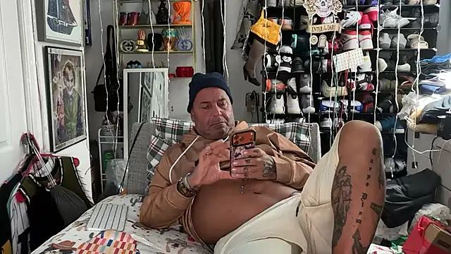 Snapshot of joeytatts66 chatting on December 20, 3:35 am joeytatts66 online show from December 20, 3:35 am