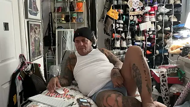 Snapshot of joeytatts66 chatting on December 22, 3:03 am joeytatts66 online show from December 22, 3:03 am