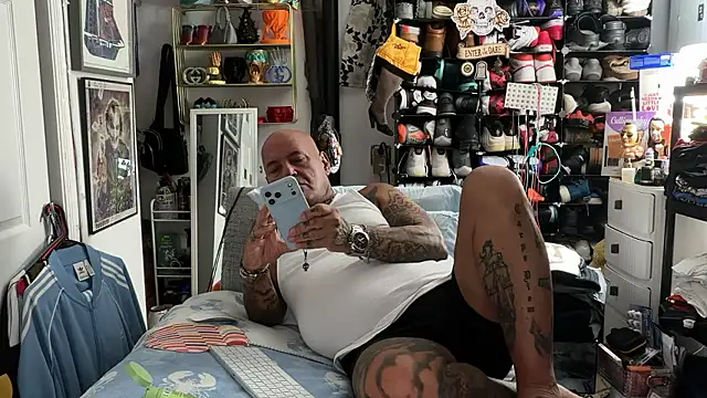 Snapshot of joeytatts66 chatting on January 14, 2:39 am joeytatts66 online show from January 14, 2:39 am