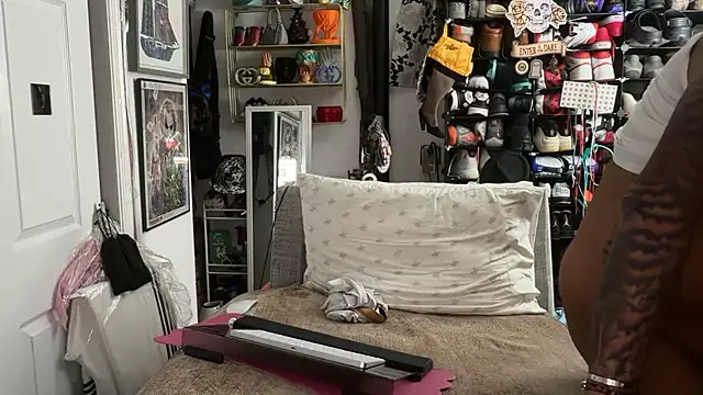 Snapshot of joeytatts66 chatting on February 15, 3:03 am joeytatts66 online show from February 15, 3:03 am