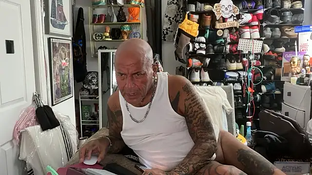 Snapshot of joeytatts66 chatting on February 22, 2:56 am joeytatts66 online show from February 22, 2:56 am