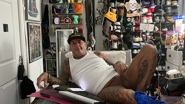 Snapshot of joeytatts66 chatting on February 27, 3:17 am joeytatts66 online show from February 27, 3:17 am