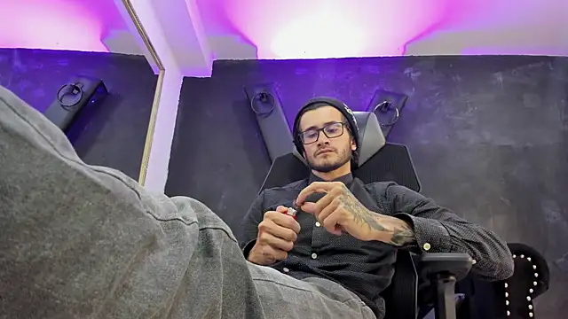 Snapshot of Loggan_donnelly chatting on October 8, 9:01 pm Loggan donnelly online show from October 8, 9:01 pm