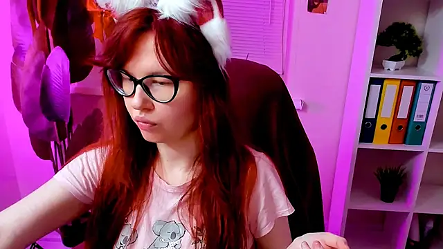 Snapshot of CarolGiggly chatting on November 4, 7:18 am CarolGiggly online show from November 4, 7:18 am