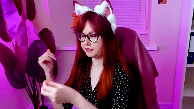 Snapshot of CarolGiggly chatting on November 12, 1:00 pm CarolGiggly online show from November 12, 1:00 pm