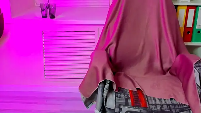 Snapshot of CarolGiggly chatting on November 19, 7:25 pm CarolGiggly online show from November 19, 7:25 pm