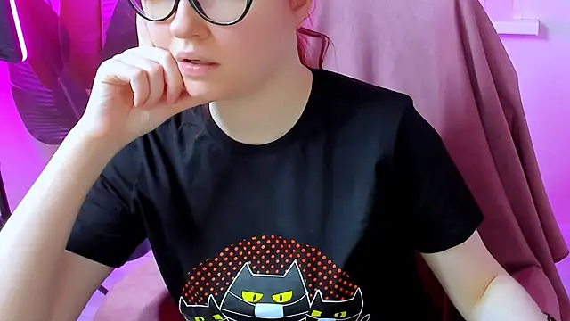 Snapshot of CarolGiggly chatting on November 22, 10:58 am CarolGiggly online show from November 22, 10:58 am