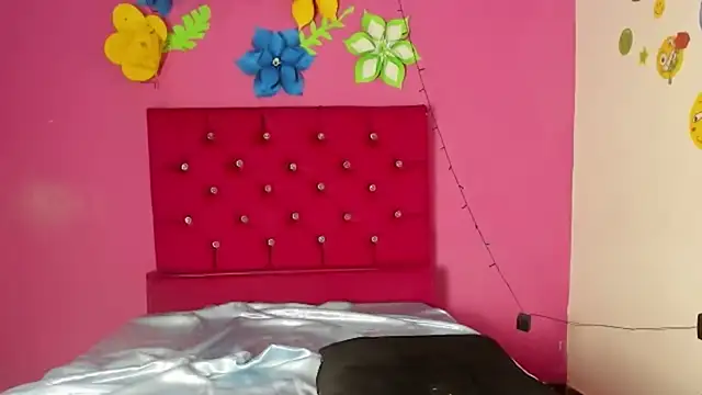 Snapshot of tiffany_Bitch chatting on December 21, 11:02 pm tiffany Bitch online show from December 21, 11:02 pm