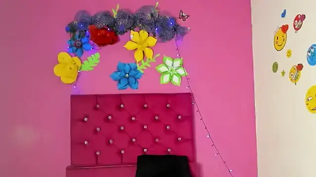 Snapshot of tiffany_Bitch chatting on December 22, 10:58 pm tiffany Bitch online show from December 22, 10:58 pm