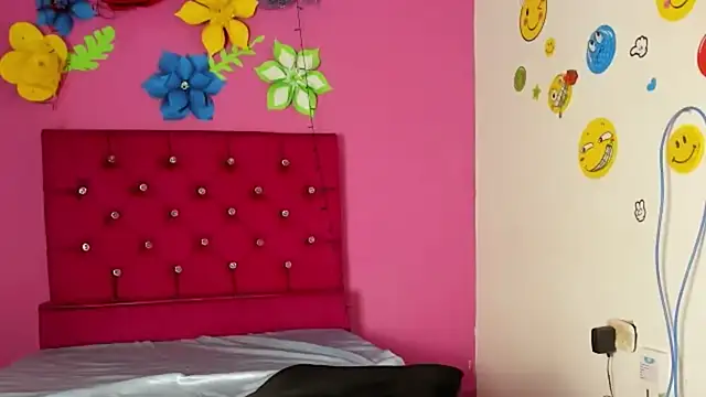 Snapshot of tiffany_Bitch chatting on December 27, 7:57 pm tiffany Bitch online show from December 27, 7:57 pm