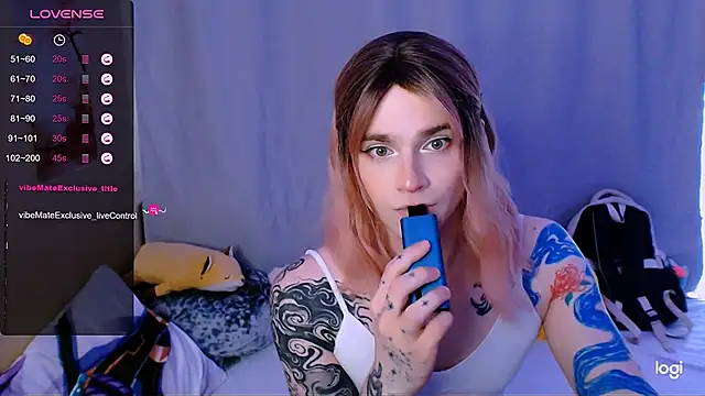 Snapshot of Alice_Hells chatting on June 5, 6:20 am Alice Hells online show from June 5, 6:20 am
