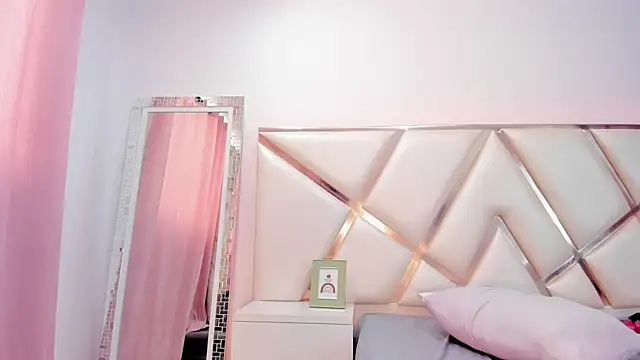 Tiffanymiller00 online show from December 19, 5:18 pm