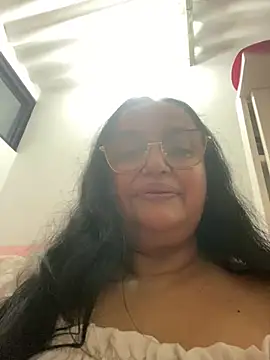 GiaNahomi online show from January 5, 4:04 am