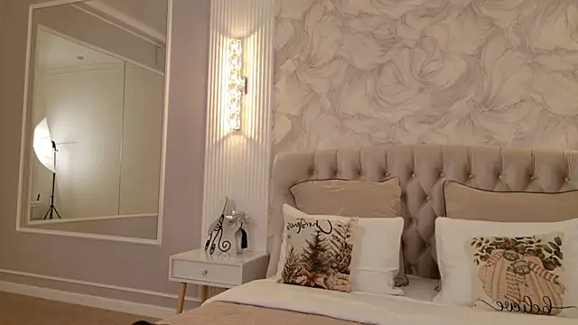 Snapshot of milaleoneli chatting on December 18, 3:07 pm milaleoneli online show from December 18, 3:07 pm