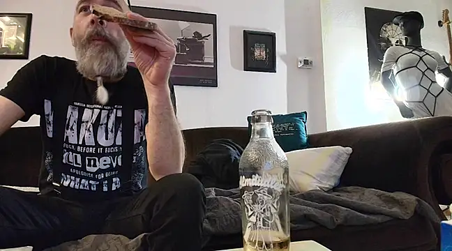 Snapshot of Kingsscepter chatting on February 6, 7:40 pm Kingsscepter online show from February 6, 7:40 pm