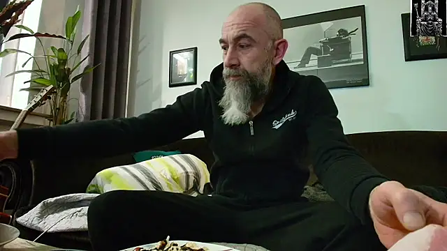 Snapshot of Kingsscepter chatting on February 24, 8:47 pm Kingsscepter online show from February 24, 8:47 pm