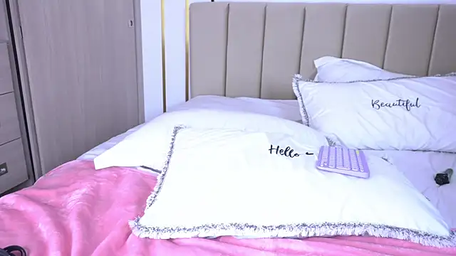 Snapshot of b3llaspringg chatting on March 6, 12:43 am b3llaspringg online show from March 6, 12:43 am