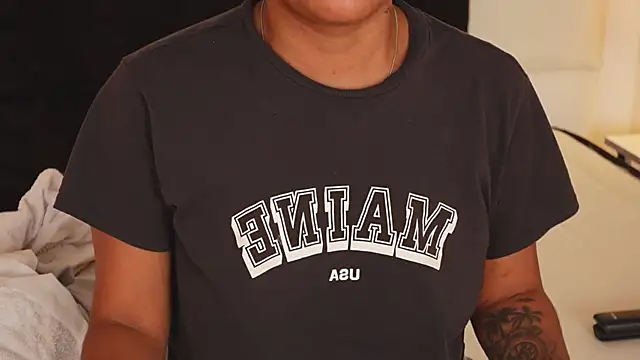 IzzyyBeelmonth online show from December 22, 7:31 pm