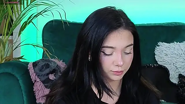 AveryWillow online show from November 3, 8:04 am