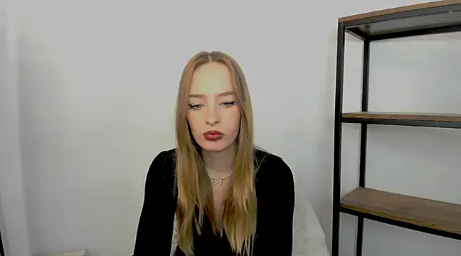 Snapshot of LilaGold chatting on December 5, 6:44 pm LilaGold online show from December 5, 6:44 pm