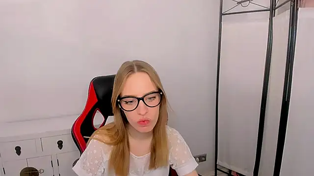 Snapshot of LilaGold chatting on February 11, 6:55 pm LilaGold online show from February 11, 6:55 pm