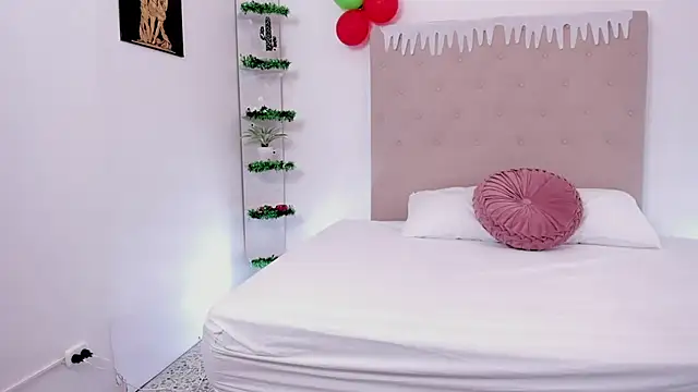 Snapshot of Alena_Hegmann chatting on December 9, 6:46 pm Alena Hegmann online show from December 9, 6:46 pm