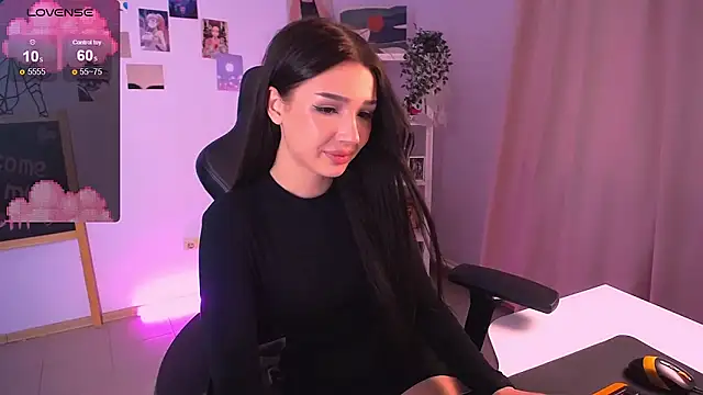 Snapshot of EmmaKeam chatting on December 4, 6:44 am EmmaKeam online show from December 4, 6:44 am