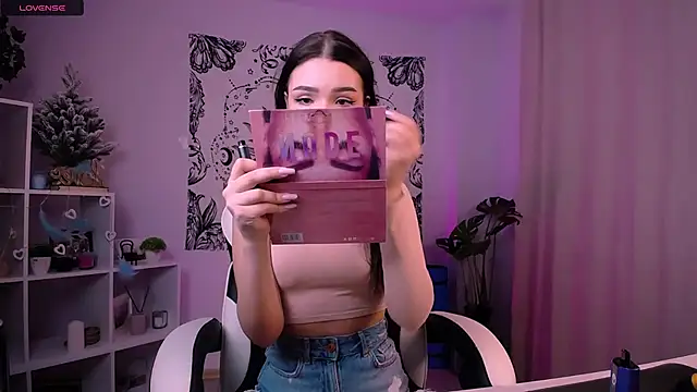 Snapshot of EmmaKeam chatting on January 19, 2:47 am EmmaKeam online show from January 19, 2:47 am