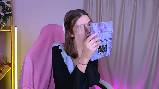 Snapshot of EmmaKeam chatting on September 28, 3:34 am EmmaKeam online show from September 28, 3:34 am