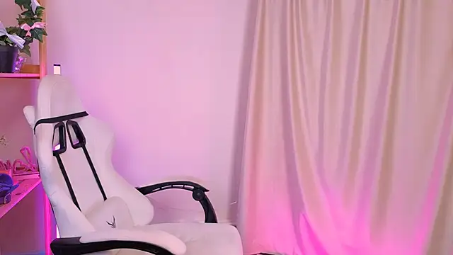 Snapshot of EmmaKeam chatting on October 7, 10:01 am EmmaKeam online show from October 7, 10:01 am