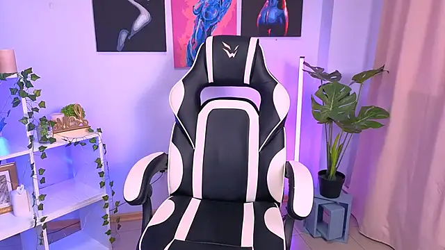 Snapshot of EmmaKeam chatting on October 9, 5:49 am EmmaKeam online show from October 9, 5:49 am